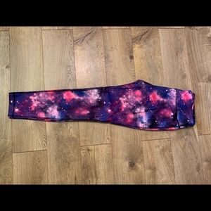 Fitted athletic leggings